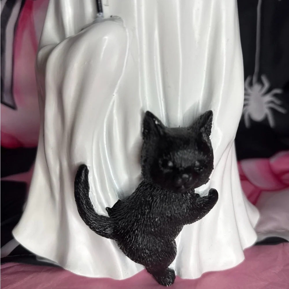 Viral Ghost with Cat and Umbrella Halloween Decor